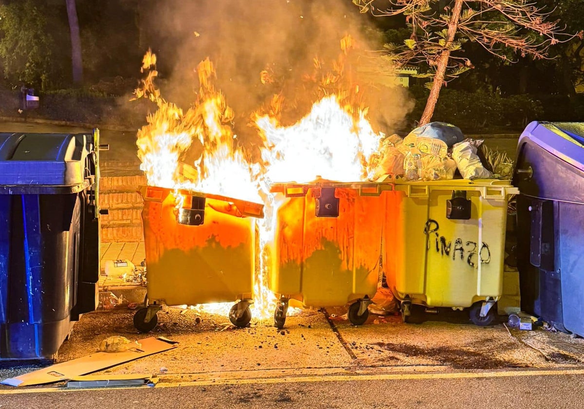 Imagen de los contenedores incendiados en Vélez-Málaga.