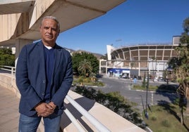 Sergio Pellicer, en la terraza de las oficinas de SUR, con La Rosaleda de fondo.