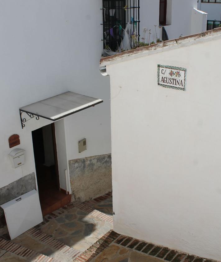 Imagen secundaria 2 - Vista panorámica de El Borge | Pozo donde presuntamente se arrojaron los cadáveres de los soldados franceses | Calle Agustina está en el centro histórico de esta villa axárquica.