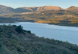 Aspecto que presenta el embalse de La Viñuela este miércoles.