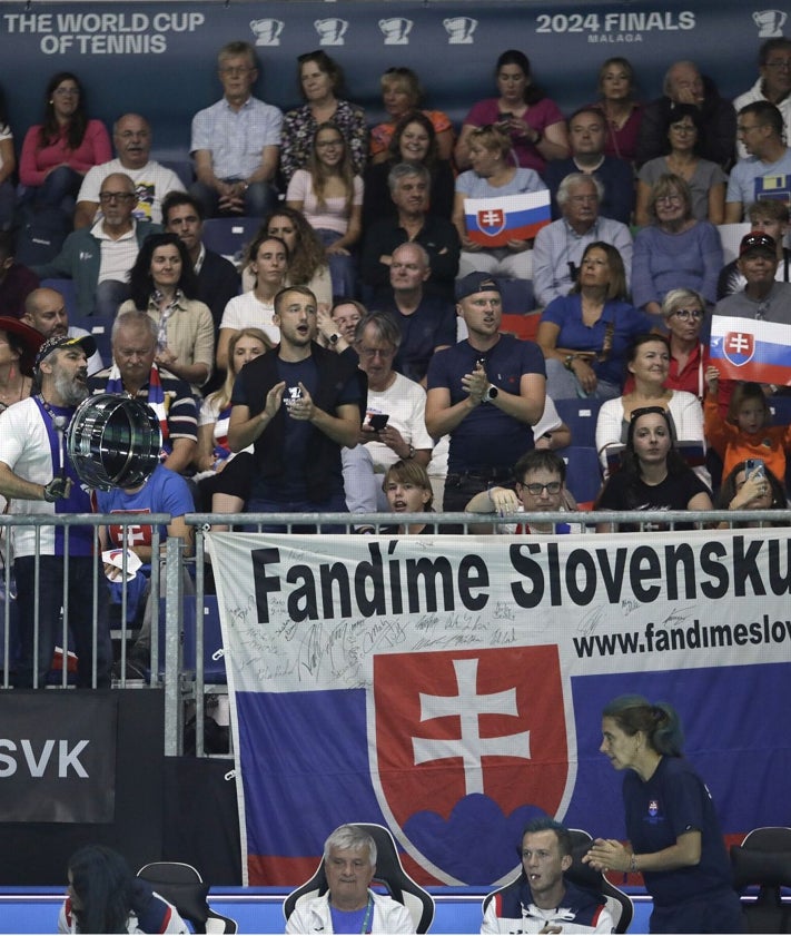 Imagen secundaria 2 - Arriba, Billie Jean KIng, excitada a sus 80 años en el palco junto al presidente de la ITF, Davis Haggerty; debajo, la italiana Lucia Bronzetti celebrando un punto en el primer partido de la final, y abajo, los aficionados eslovacos en Málaga.