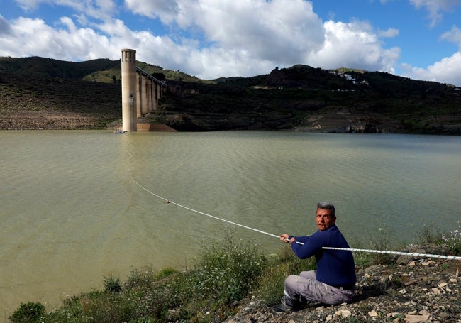 Un operario ajustando las bombas de extracción del embalse, tras las lluvias de marzo.