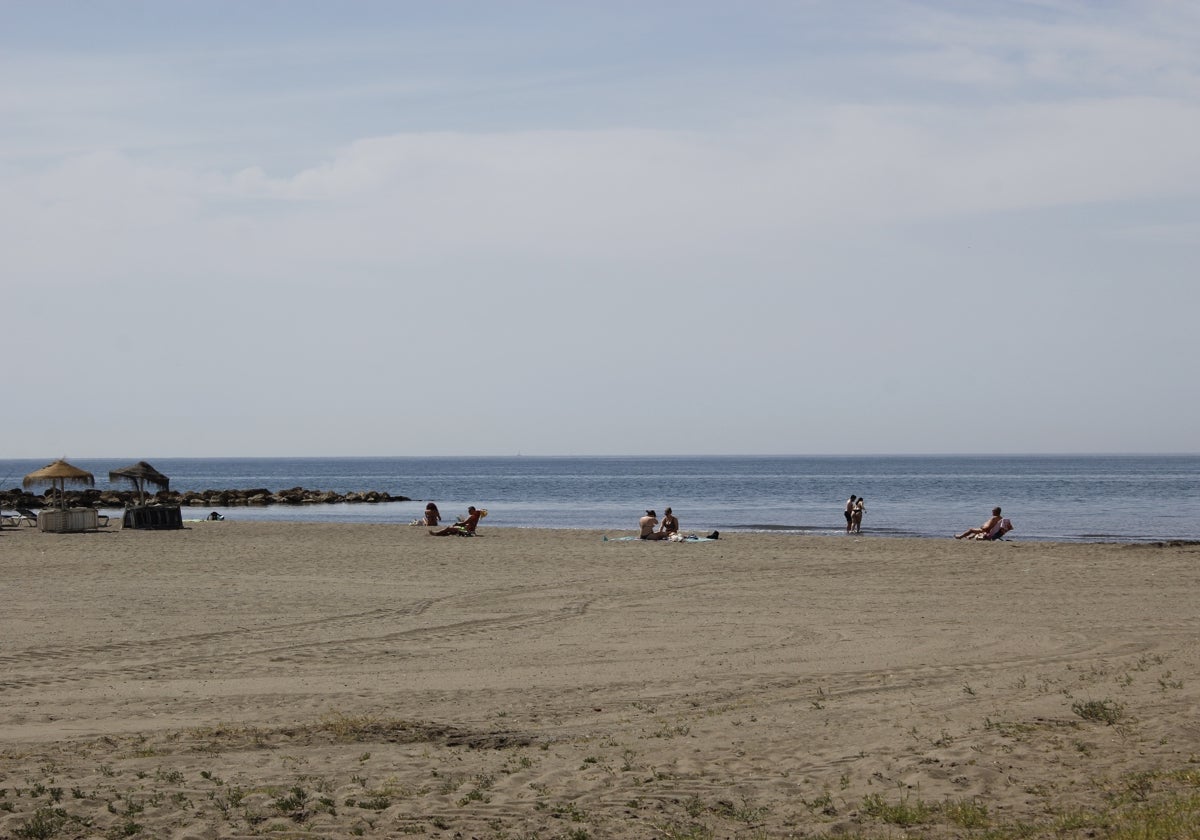Bañistas en la playa de la Cala del Moral.