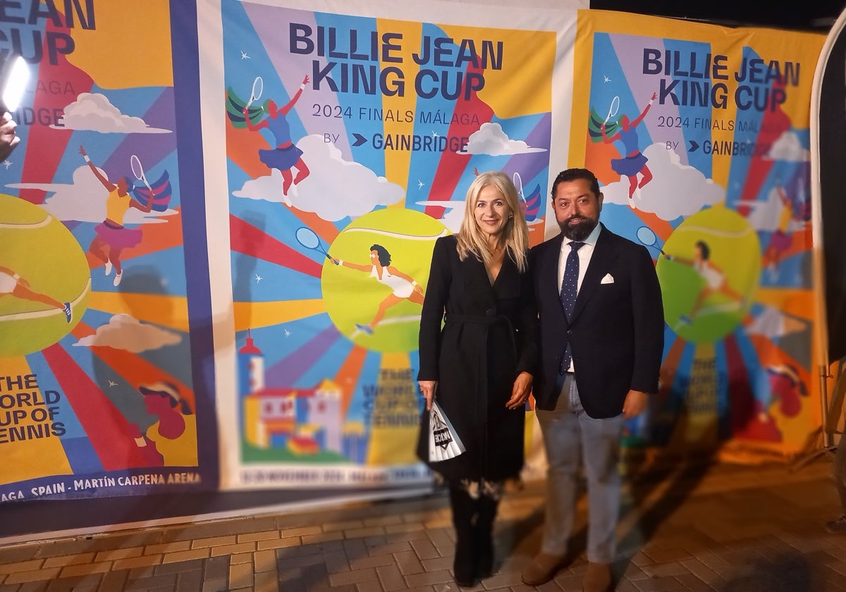 La consejera Patricia del Pozo y José María Arrabal, delante del cartel de la Billie Jeajn King Cup.