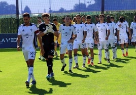 Los jugadores del Marbella saltan al campo.