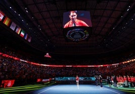 Rafa Nadal se dirige al público tras el partido de dobles.