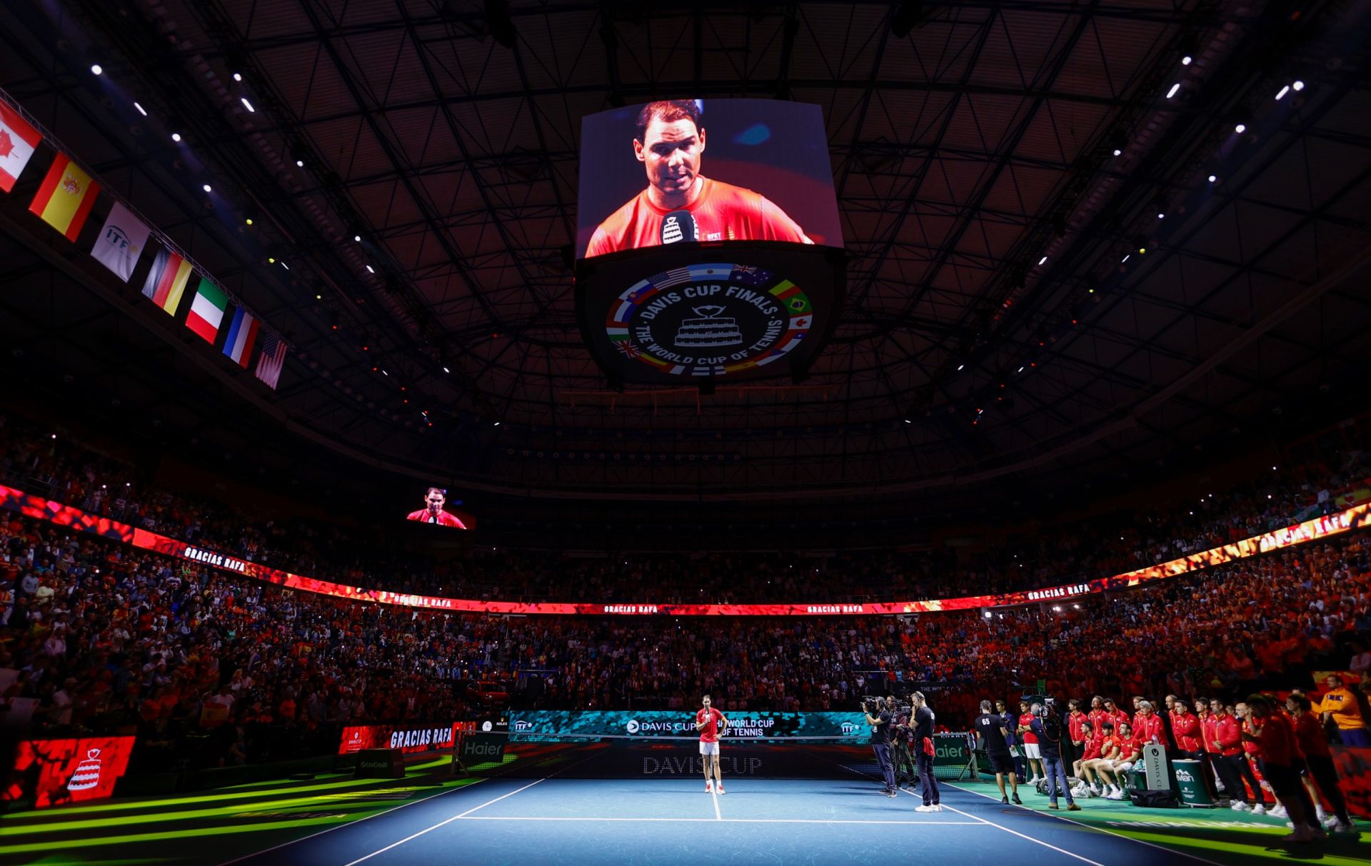 Rafa Nadal se dirige al público tras el partido de dobles.