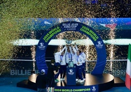 Las jugadoras italianas y su capitana, Tatiana Garbin, con el trofeo de la Billie Jean King Cup.