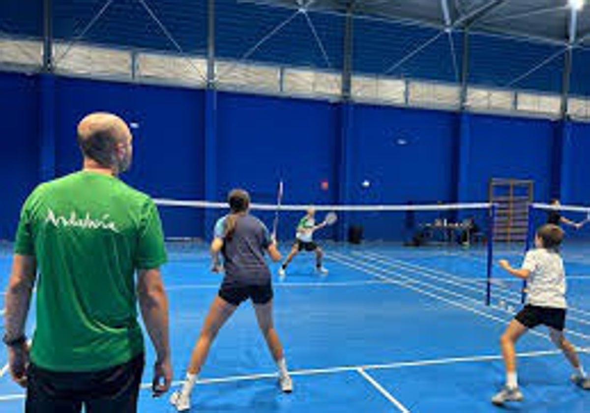 Cuarenta jugadoras en el femenino andaluz de bádminton en Rincón de la Victoria