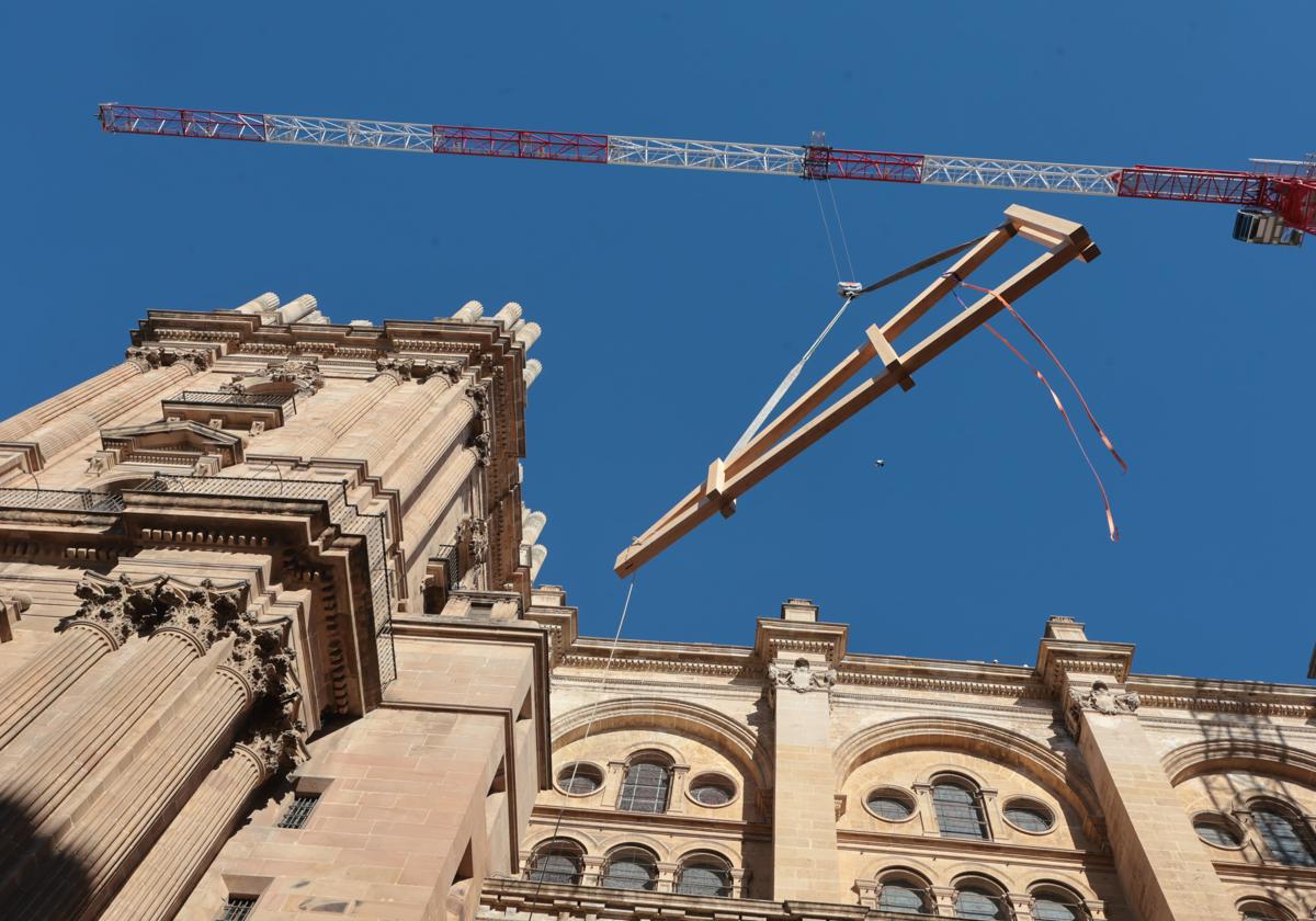 El tejado de la Catedral de Málaga toma forma: suben la primera estructura de madera