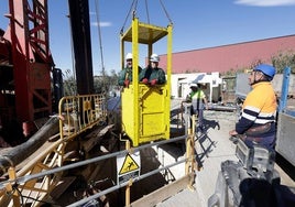 Dos operarios salen a la superficie tras trabajar a 40 metros de profundidad en el pozo Perales 3, en la ribera cercana al polígono Santa Teresa.