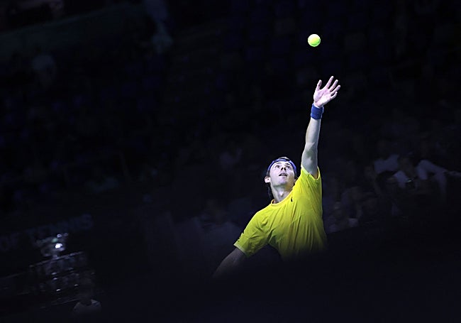 Álex de Miñaur, en un saque este jueves.