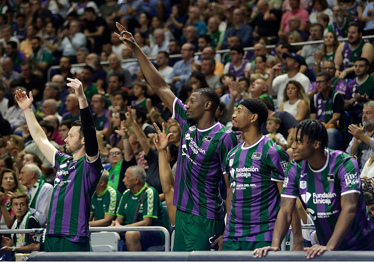 Jugadores del Unicaja siguen en el partido desde el banquillo.