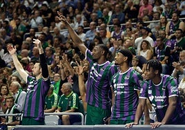 Jugadores del Unicaja siguen en el partido desde el banquillo.