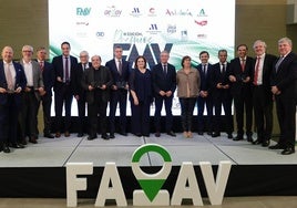 Foto de familia de los galardonados en la III Premios Andaluces de Agencias de Viajes.