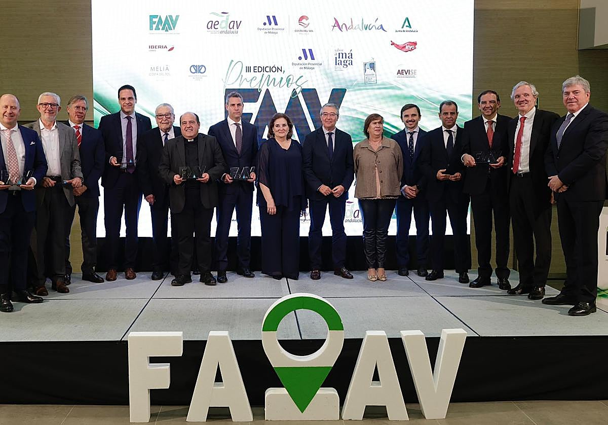 Foto de familia de los galardonados en la III Premios Andaluces de Agencias de Viajes.