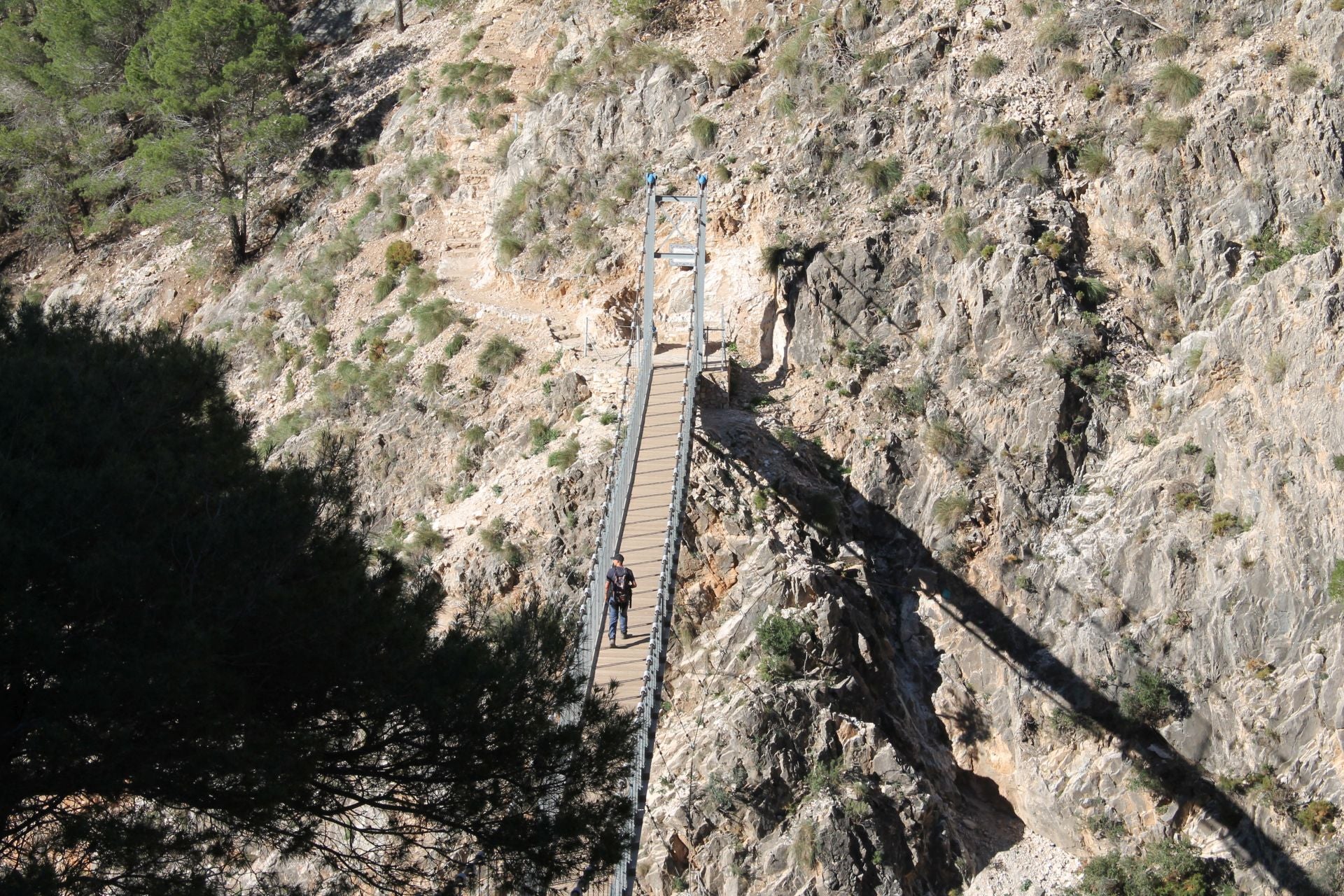 Espectacular. Llegar hasta el puente colgante de Canillas de Aceituno es el objetivo de muchos senderistas.