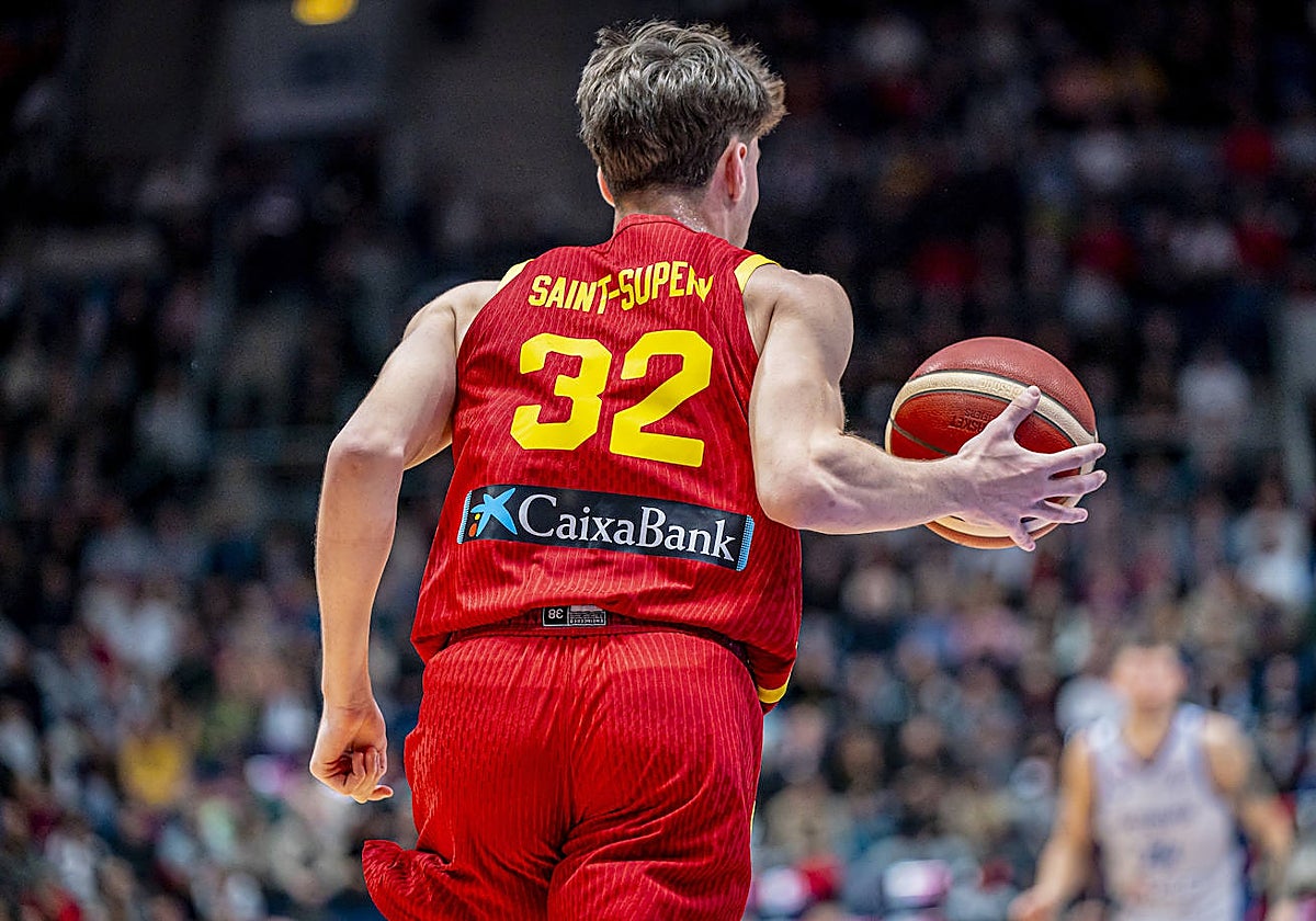 Mario Saint-Supéry sube el balón durante el encuentro ante Eslovaquia.