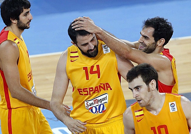 Calderón bromea con Germán Gabriel durante un partido con España.