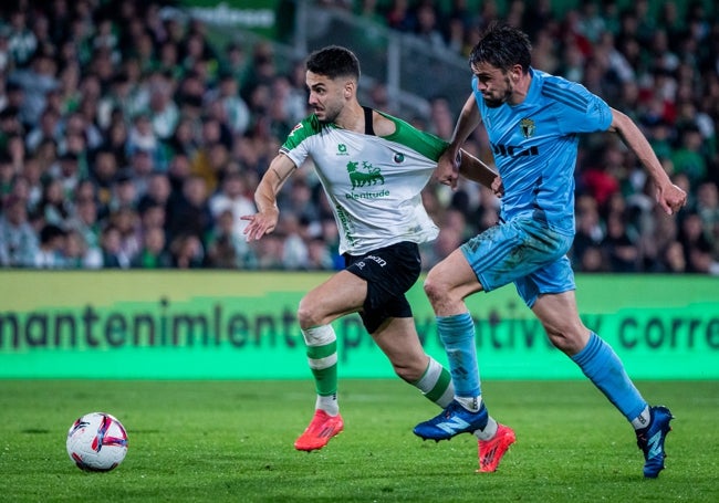 Andrés Martín, una de las estrellas del Racing, es agarrado de la camiseta por un futbolista del Burgos.