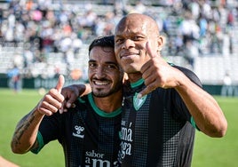 Lanzini y Biabiany celebran la última victoria en casa del Antequera.