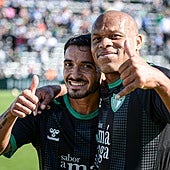 Lanzini y Biabiany celebran la última victoria en casa del Antequera.
