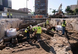 Operarios y arqueólogos sacan a relucir los restos junto a la estación del metro Guadalmedina.