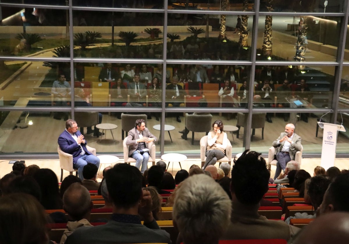 Charla coloquio en el auditorio del Mirador del Carmen, ayer, en Estepona.