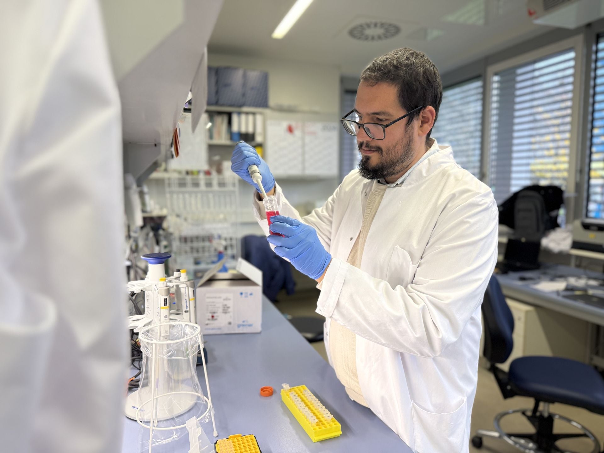 Cristian Prieto García, esta semana en el laboratorio de la Universidad Goethe, en Fráncfort.