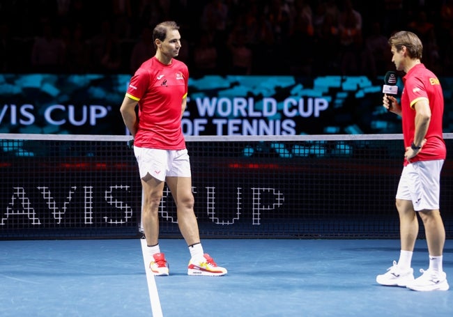 David Ferrer dirige unas palabras a Rafa Nadal durante el homenaje.