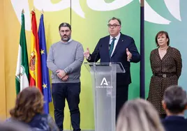 Morán, Bernal y De Aguilar, tras presentar el balance turístico de la región.