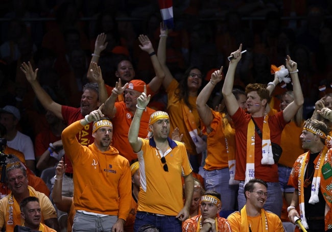 Aficionados neerlandeses en el Martín Carpena este viernes, pendientes de que su equipo haga historia en la Copa Davis.
