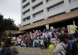 Protesta de madres y padres, a las puertas de la Junta, el pasado 28 de octubre.