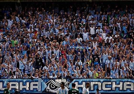 La afición del Málaga anima a su equipo en el partido frente al Eibar.