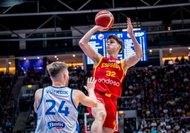 Mario Saint-Supéry lanza a canasta ante Volarik en la primera parte del partido.