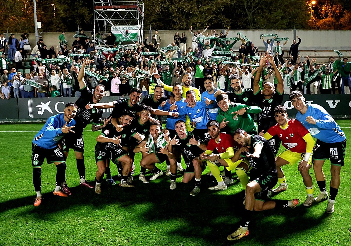 Los jugadores del Antequera celebran la victoria ante el Betis junto a sus aficionados.