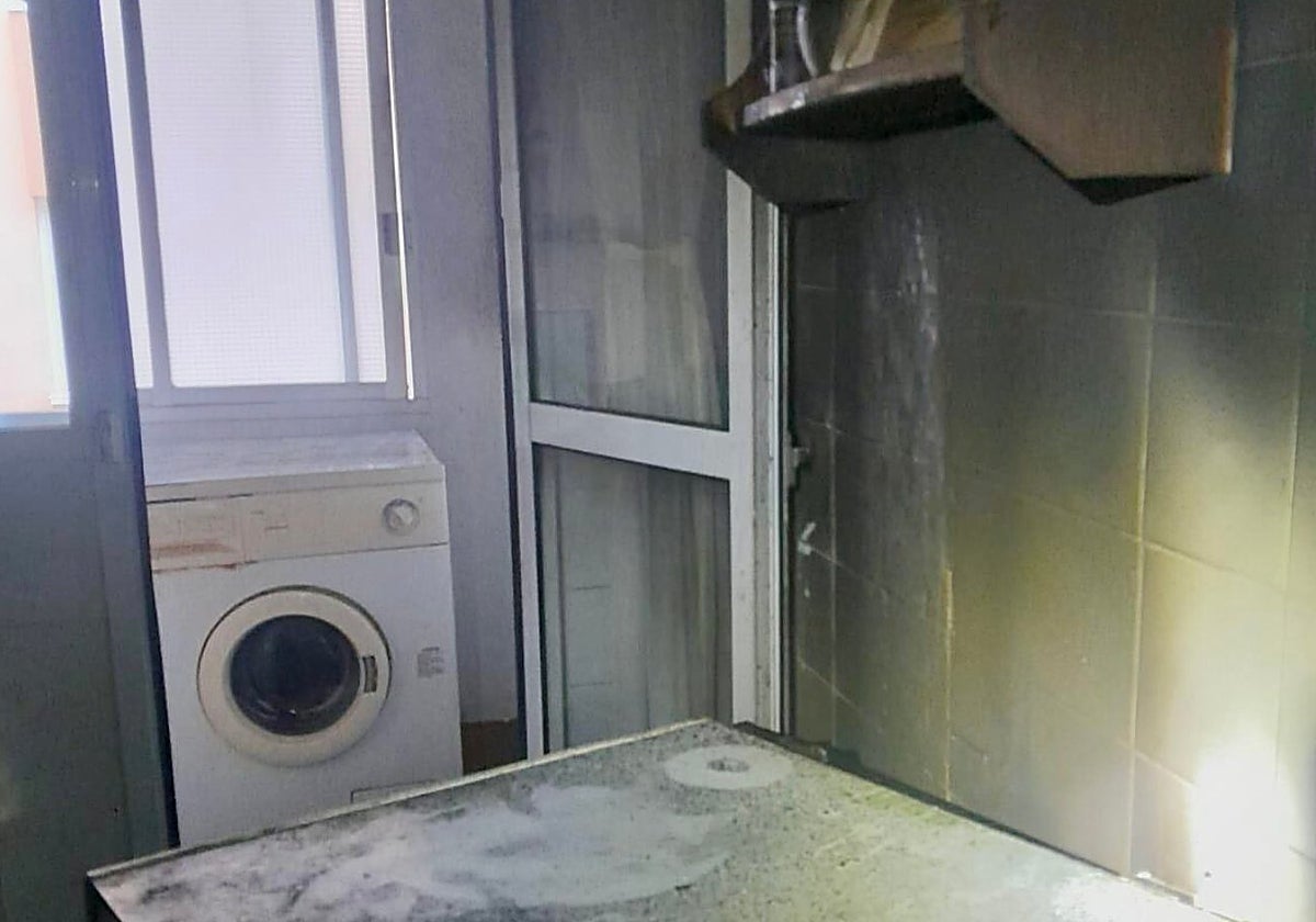 Imagen del estado en el que ha quedado la vivienda tras el fuego registrado en la cocina.