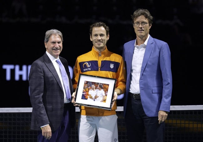 Koolhof recibe un cuadro de la ITF, en presencia de David Haggerty (izquierda) y de Roger Davids (presidente de la federación holandesa).