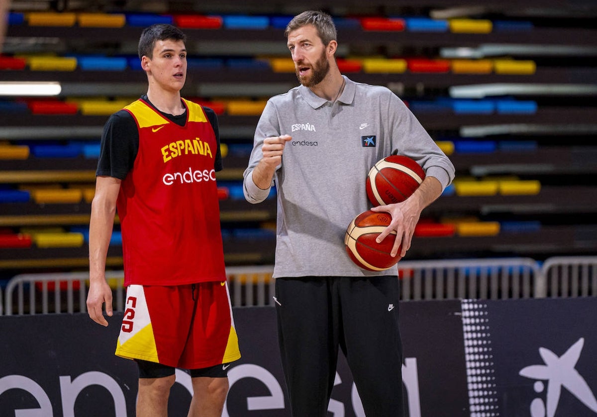 Jaime Pradilla escucha las instrucciones de Fran Vázquez durante un entrenamiento de la selección esta semana.