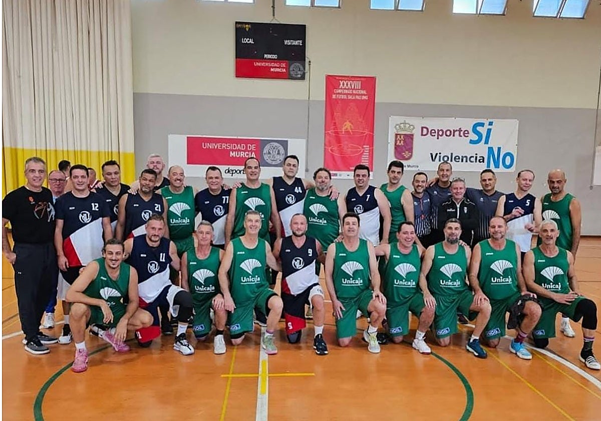 Imagen principal - El Unicaja femenino +50 y el Chiringuito Larry masculino +45, vencedores del Torneo MAMBAbasket de Murcia