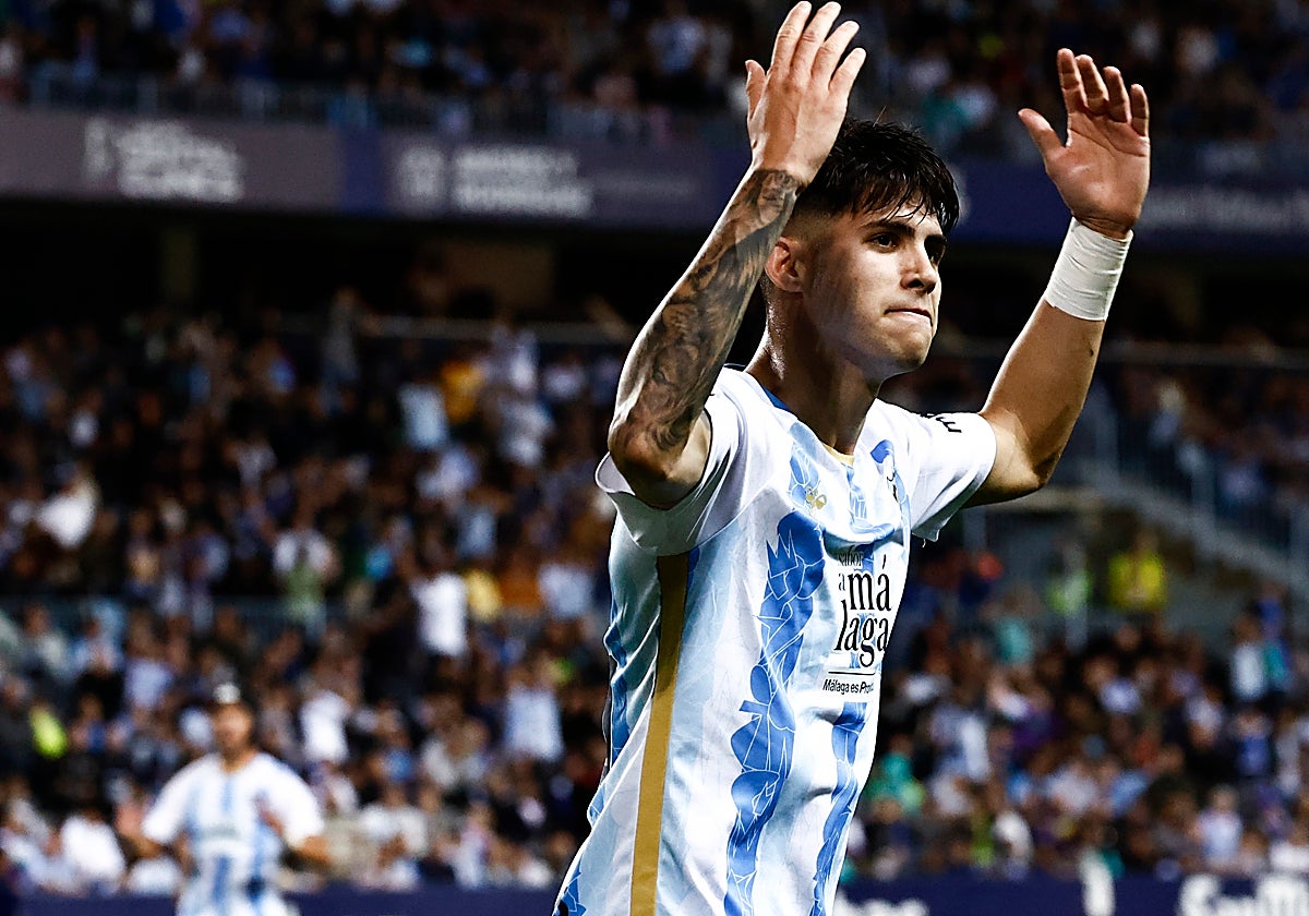 Antoñito pide ánimos a la afición del Málaga tras su ocasión de gol frente al Racing.