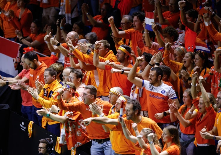 Aficionados neerlandeses animando a su equipo, en la grada del Martín Carpena este domingo.