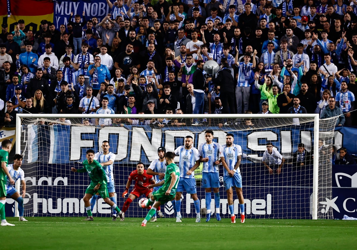 Una falta directa botada por Andrés Martín, en el primer tiempo del duelo ante el Racing del sábado.