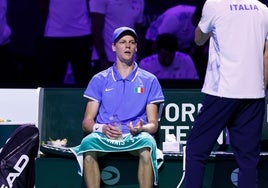 Jannik Sinner, sentado en el banco italiano en un descanso.