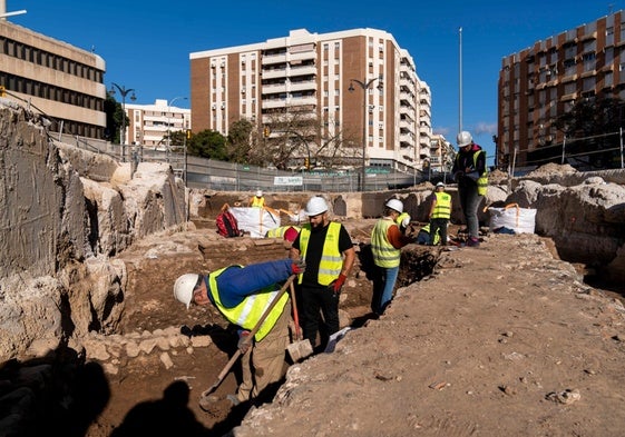 Operarios trabajando en las excavaciones del metro, la semana pasada.