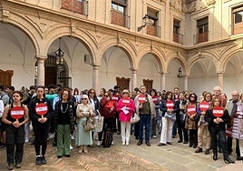 El patio del Ayuntamiento acogió un acto a mediodía del lunes