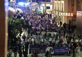 Mujeres y hombres de todas las edades salieron ayer a las calles en una manifestación unitaria por la igualdad y contra todas las formas de maltrato.