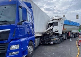 Imagen de los dos camiones implicados en el accidente.