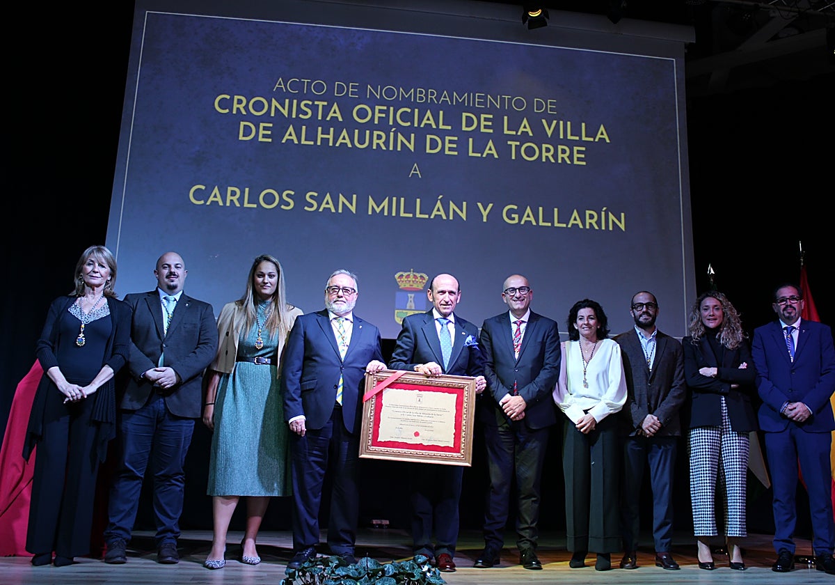 San Millán, con el título de Cronista Oficial, con el alcalde y concejales.