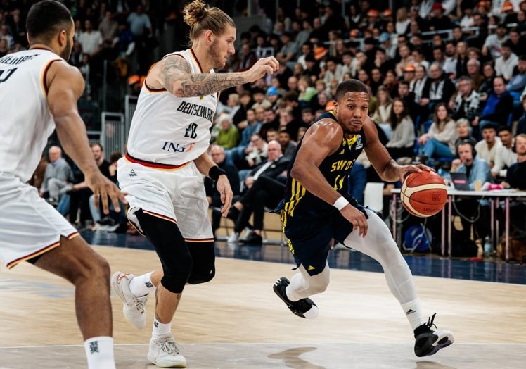 Otsekowski persigue a Pantzar durante el partido jugado ante Suecia.